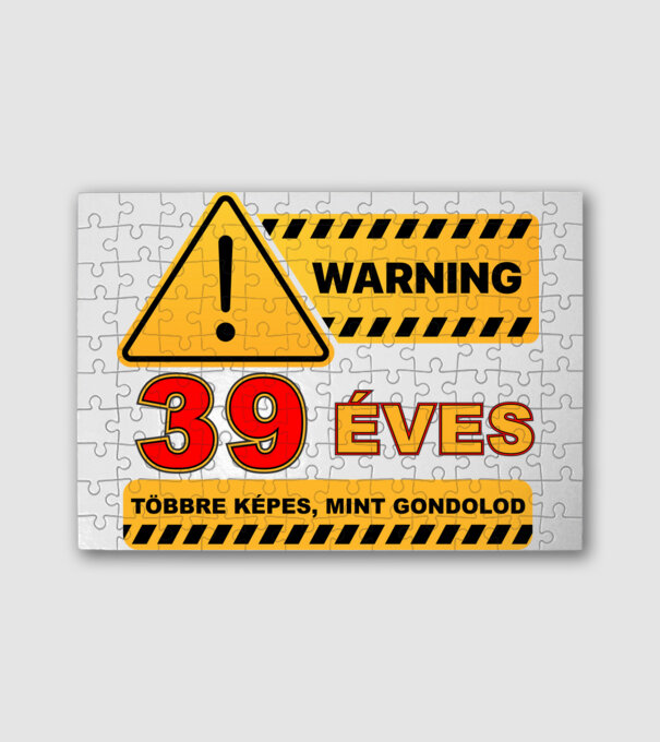 WARNING, 39 ÉVES TÖBBRE KÉPES, MIT GONDOLOD minta fehér pólón