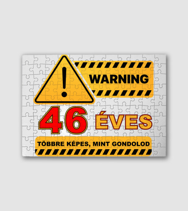 WARNING, 46 ÉVES TÖBBRE KÉPES, MIT GONDOLOD minta fehér pólón