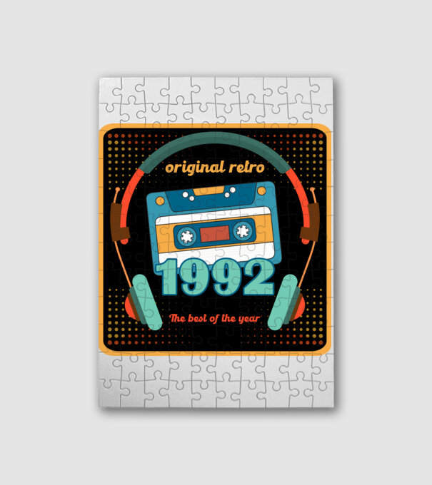 original retro audió kazetta, füles, régi magnókazetta évszámmal. 1992 minta fehér pólón