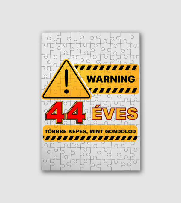 WARNING, 44 ÉVES TÖBBRE KÉPES, MIT GONDOLOD minta fehér pólón