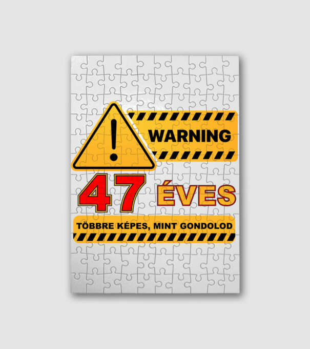 WARNING, 47 ÉVES TÖBBRE KÉPES, MIT GONDOLOD minta fehér pólón