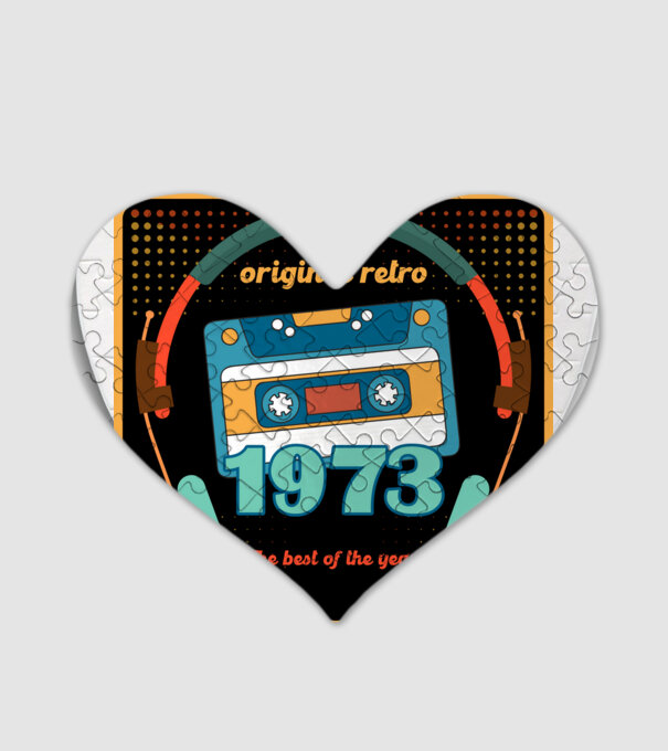 original retro audió kazetta, füles, régi magnókazetta évszámmal. 1973 minta fehér pólón