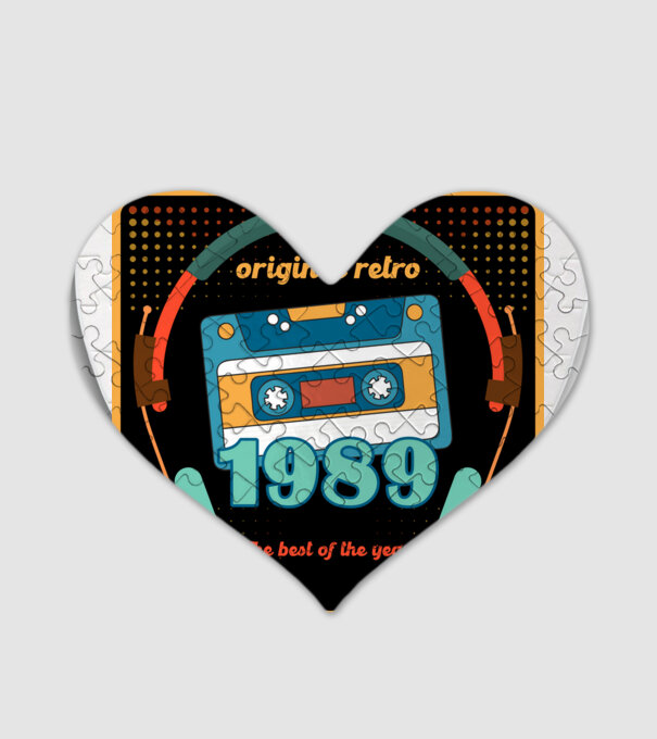 original retro audió kazetta, füles, régi magnókazetta évszámmal. 1989 minta fehér pólón