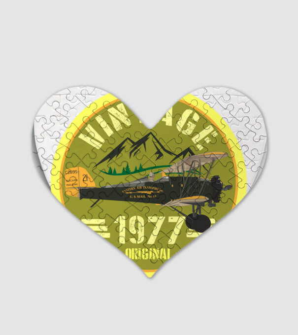 VINTAGE REPÜLŐ SZÜLINAPOS , SZÜLETETT 1977-BEN minta fehér pólón