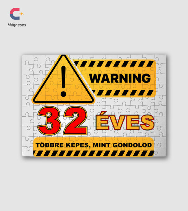 WARNING, 32 ÉVES TÖBBRE KÉPES, MIT GONDOLOD minta fehér pólón