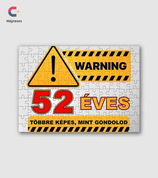 WARNING, 52 ÉVES TÖBBRE KÉPES, MIT GONDOLOD minta fehér pólón