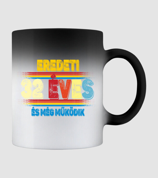 EREDETI 32 ÉVES ÉS MÉG MŰKÖDIK, SZÜLETÉSNAPI FELIRAT minta fekete pólón