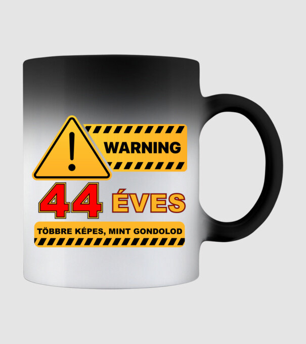 WARNING, 44 ÉVES TÖBBRE KÉPES, MIT GONDOLOD minta fekete pólón