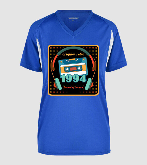 original retro audió kazetta, füles, régi magnókazetta évszámmal. 1994 minta királykék pólón