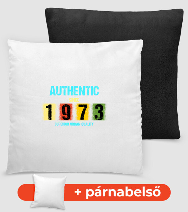 AUTHENTIC SINCE 1973, SUPERIOR URBAN QUALITY, 1973-BAN SZÜLETETT minta fekete pólón