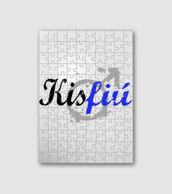 kisfiú minta fehér pólón