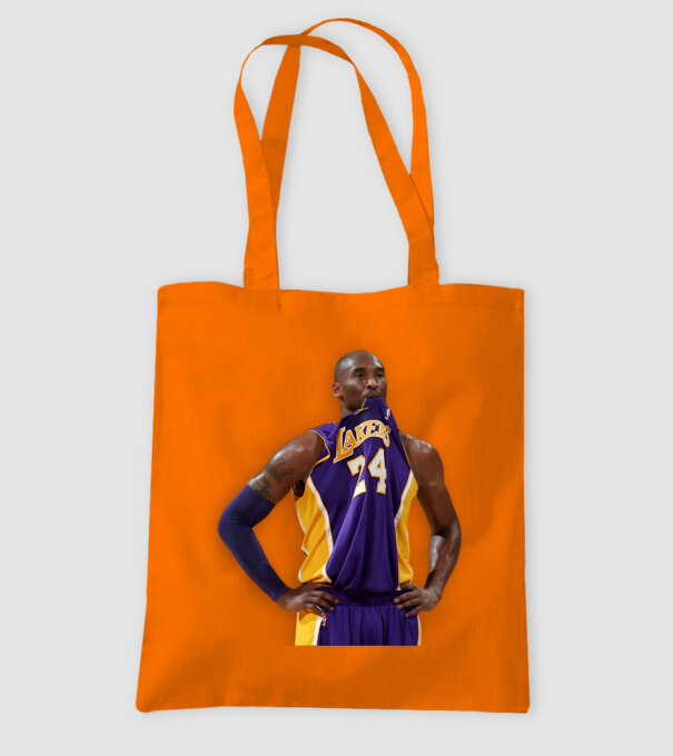 Kobe Bryant minta narancssárga pólón