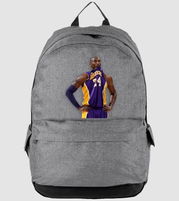Kobe Bryant minta szürke pólón