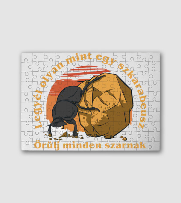 Legyél szkarabeusz minta fehér pólón