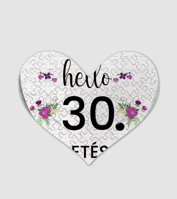 Hello 30 minta fehér pólón