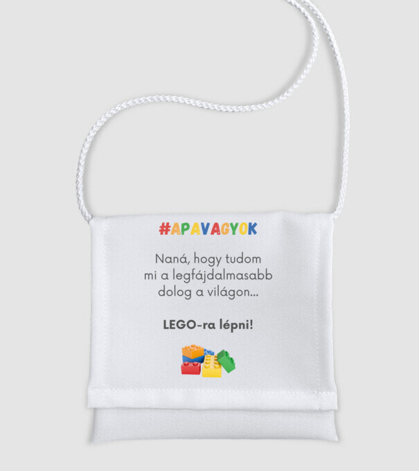 Apa Lego minta fehér pólón