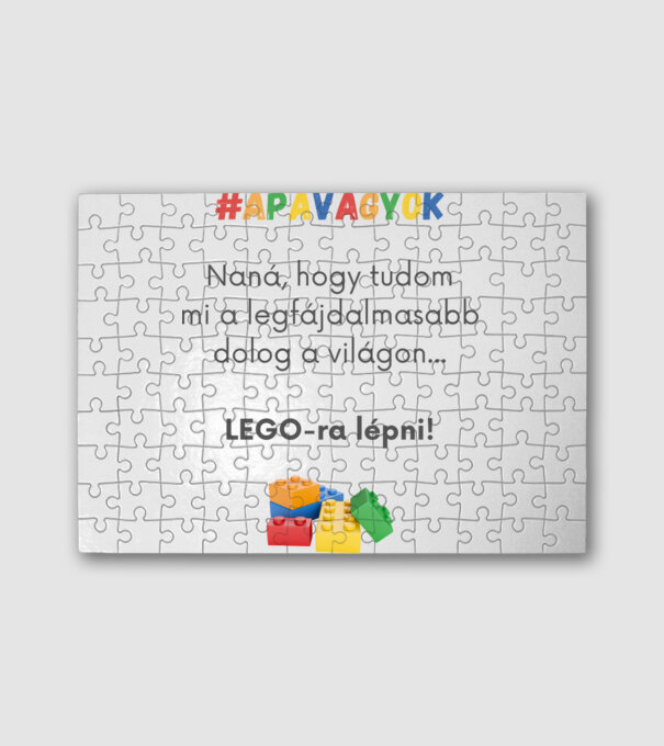 Apa Lego minta fehér pólón