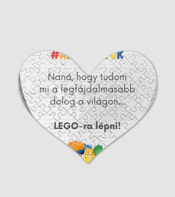 Apa Lego minta fehér pólón