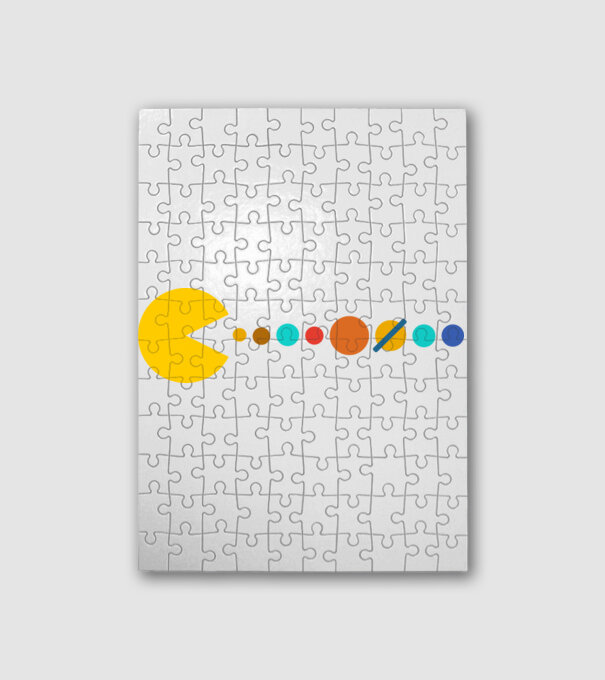 Pacman felfalja a naprendszert minta fehér pólón