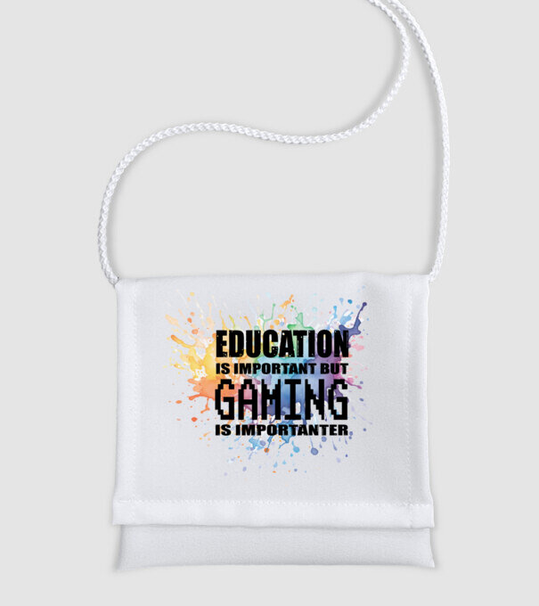 Gamer-108 minta fehér pólón