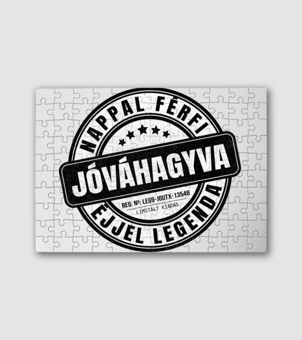 Jóváhagyva bélyegző - nappal férfi minta fehér pólón