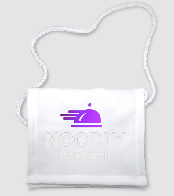 Noodly póló minta fehér pólón
