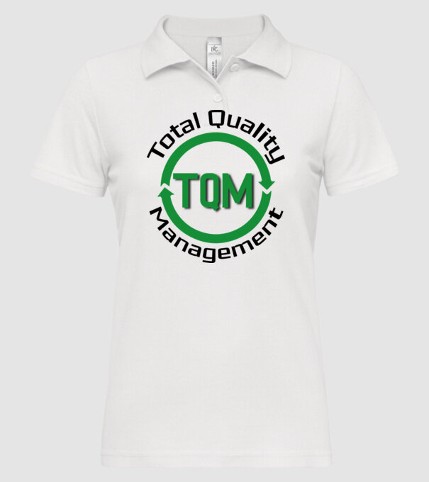 TQM minta fehér pólón