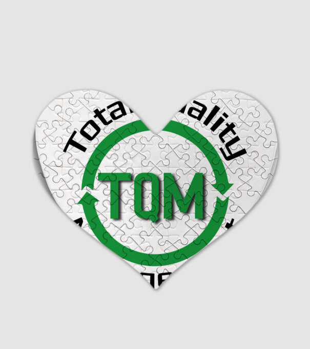 TQM minta fehér pólón
