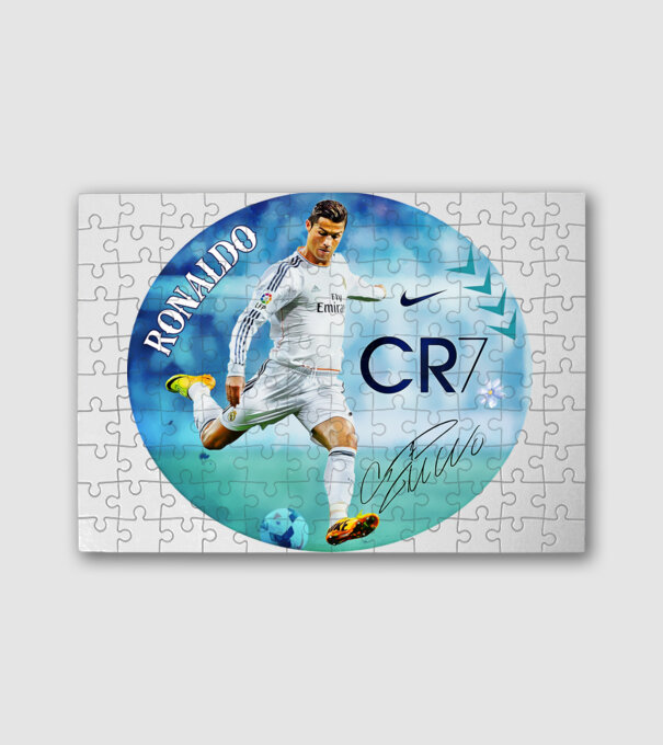 Cristiano Ronaldo minta fehér pólón