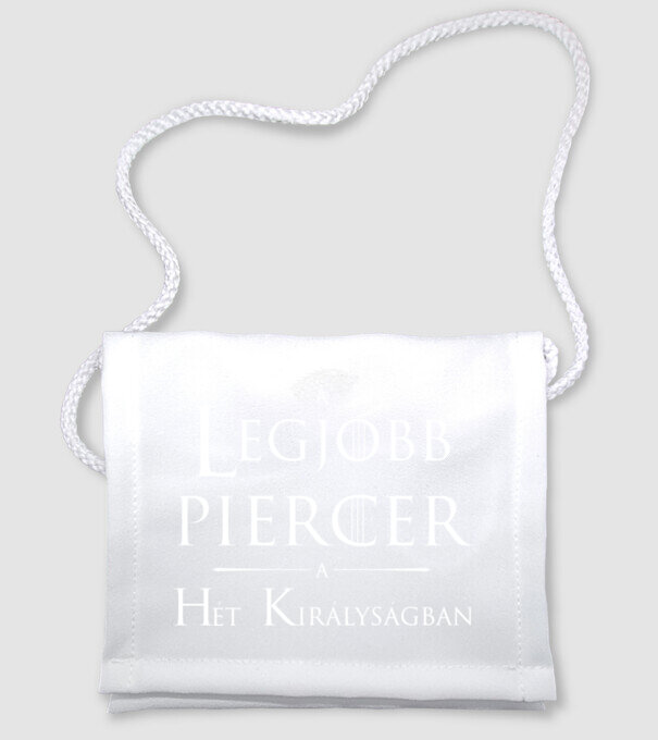 A legjobb piercer minta fehér pólón