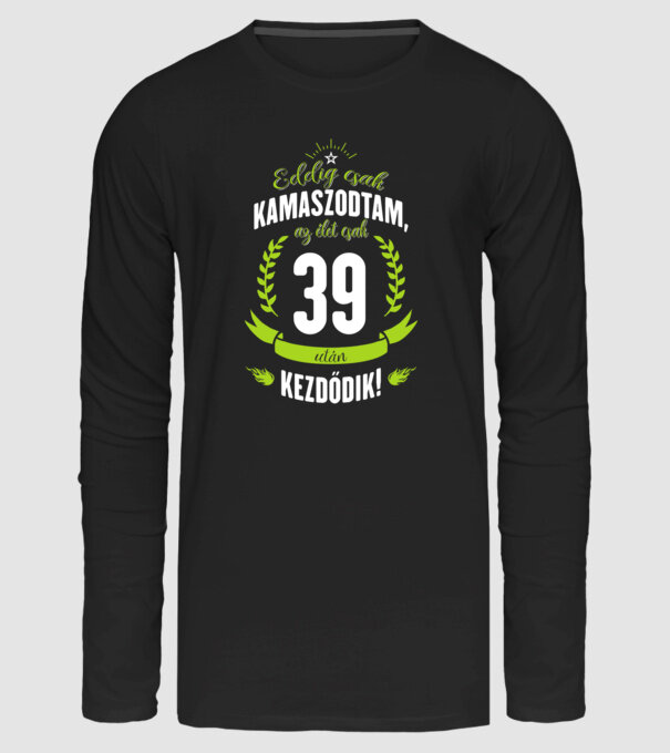 kamasz-39 minta fekete pólón