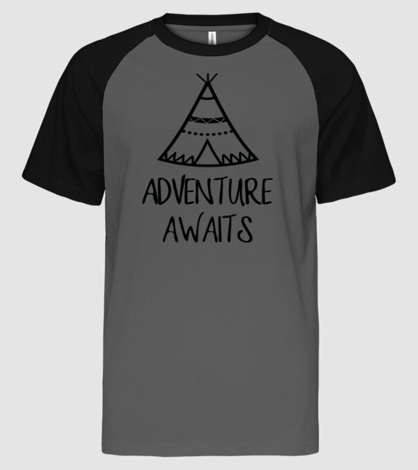 Advanture awaits  minta szürke/fekete pólón