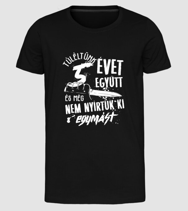 Még nem nyírtuk ki egymást 5 éve együtt minta fekete pólón