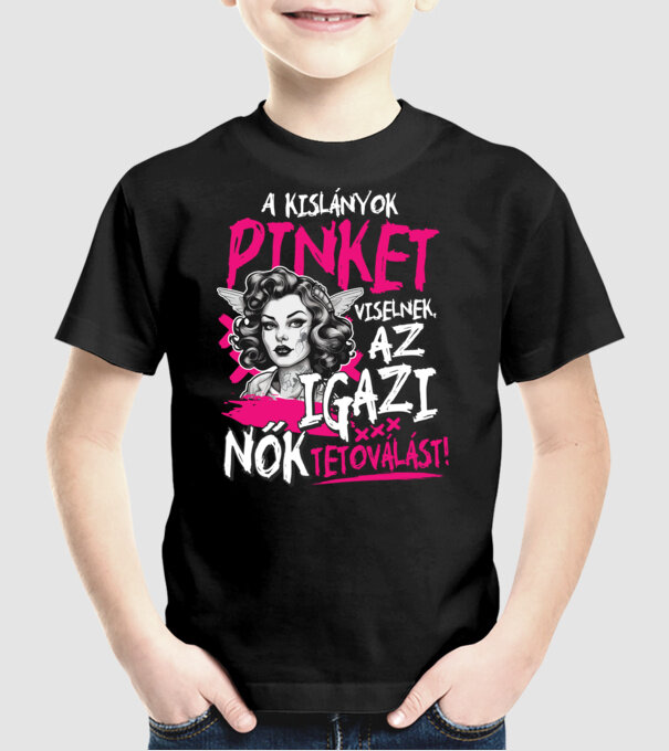 A kislányok pinket viselnek az igazi nők tetoválást minta fekete pólón