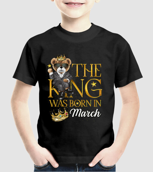 The king was born int MARCH minta fekete pólón