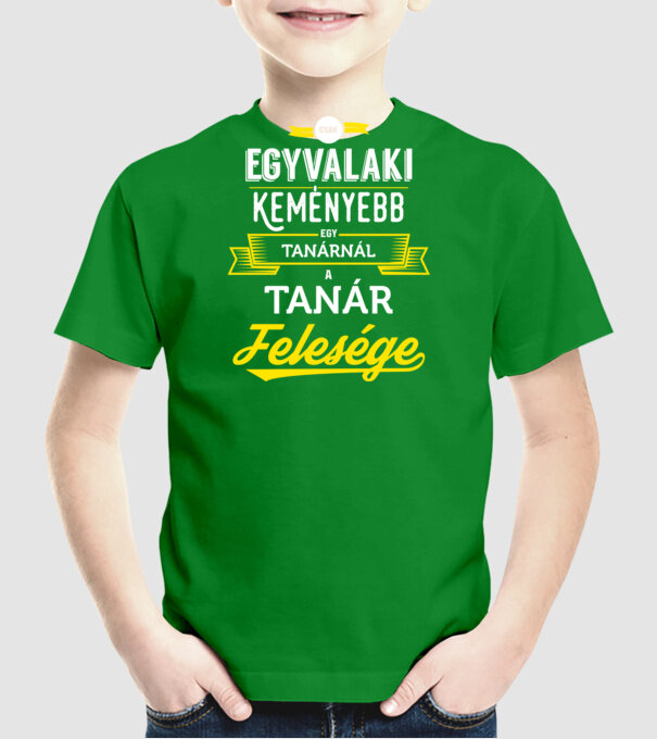 Csak egy valaki keményebb...tanár feleség minta zöld pólón
