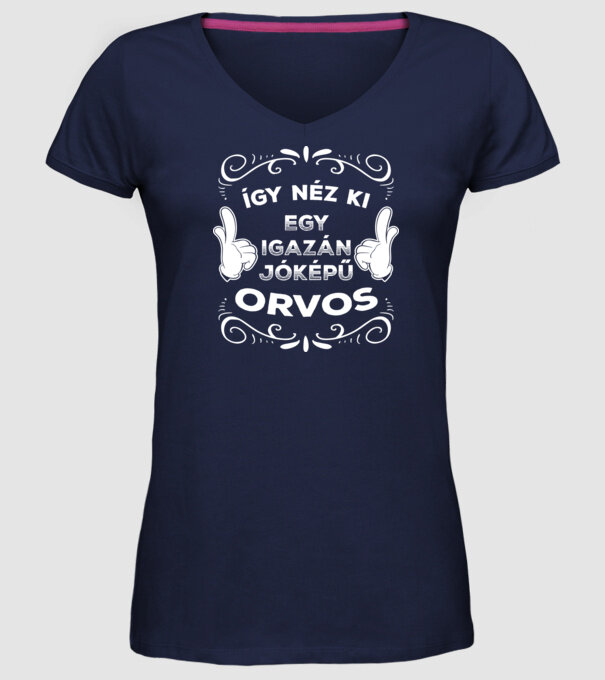 Így néz ki egy igazán jóképű orvos minta sötétkék pólón