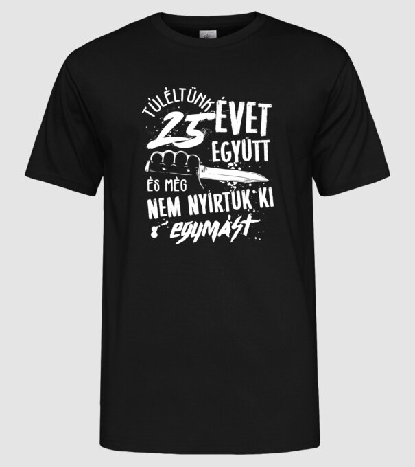 Még nem nyírtuk ki egymást 25 éve együtt minta fekete pólón