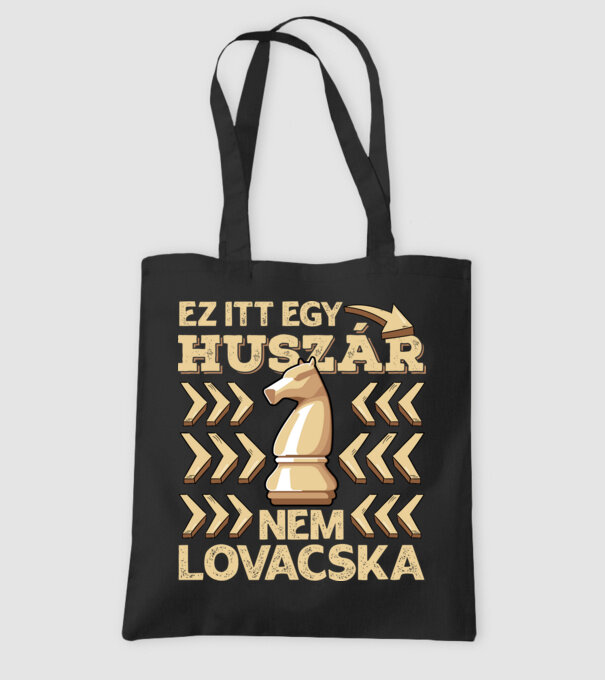 Ez itt egy huszár minta fekete pólón