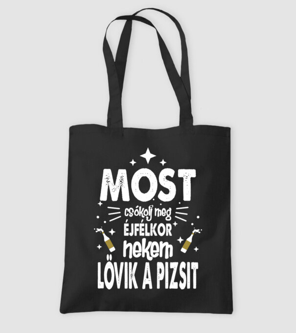 Most csókolj meg, éjfélkor nekem lövik a pizsit minta fekete pólón
