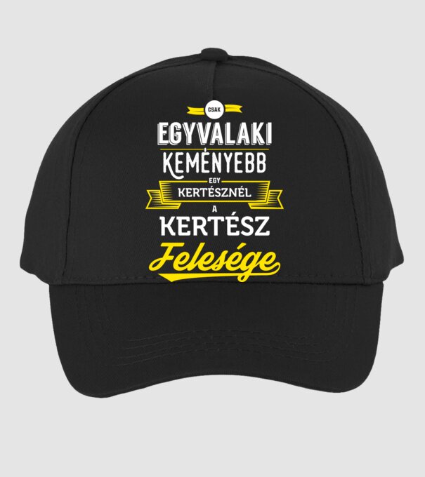Egyvalaki keményebb kertész minta fekete pólón