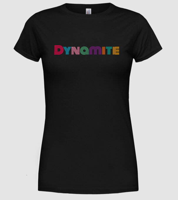 BTS DYNAMITE színes felirat minta fekete pólón