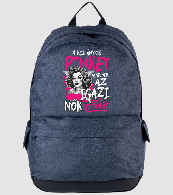 A kislányok pinket viselnek az igazi nők tetoválást minta farmerkék pólón
