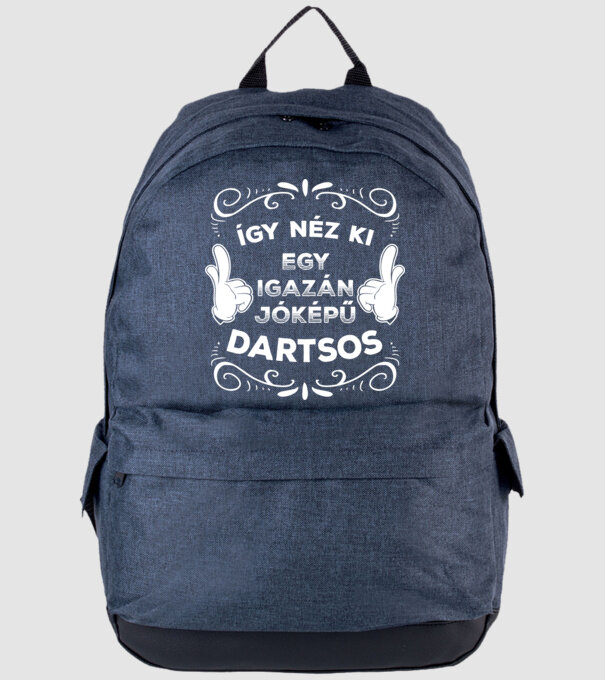 Így néz ki egy igazán jóképű DARTSOS minta farmerkék pólón
