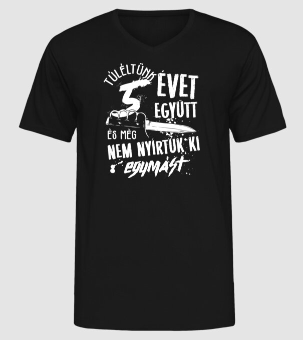 Még nem nyírtuk ki egymást 5 éve együtt minta fekete pólón