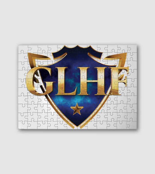 GLHF címer minta fehér pólón