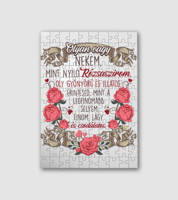 Mint nyíló rózsaszirom minta fehér pólón