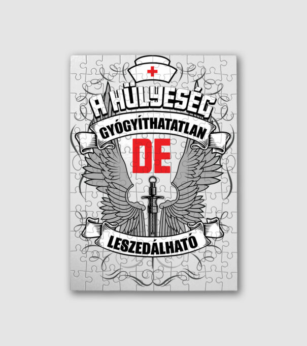 A hülyeség gyógyíthatatlan minta fehér pólón