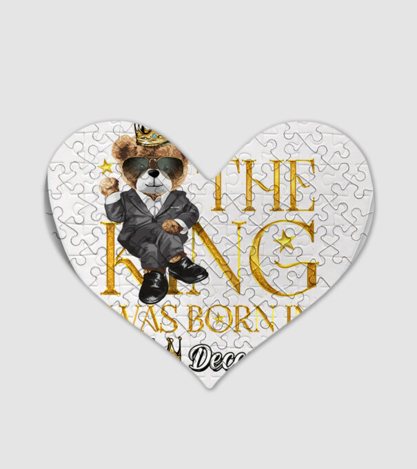 The king was born int DECEMBER minta fehér pólón