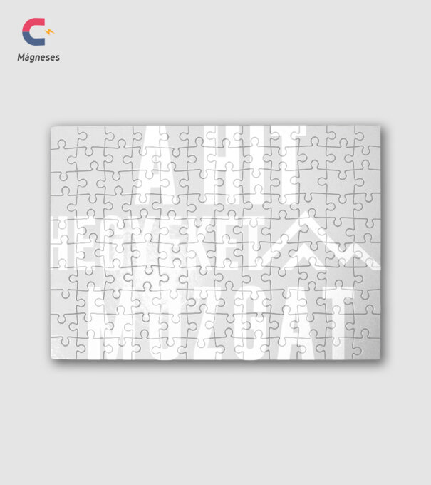 A hit hegyeket mozgat minta fehér pólón